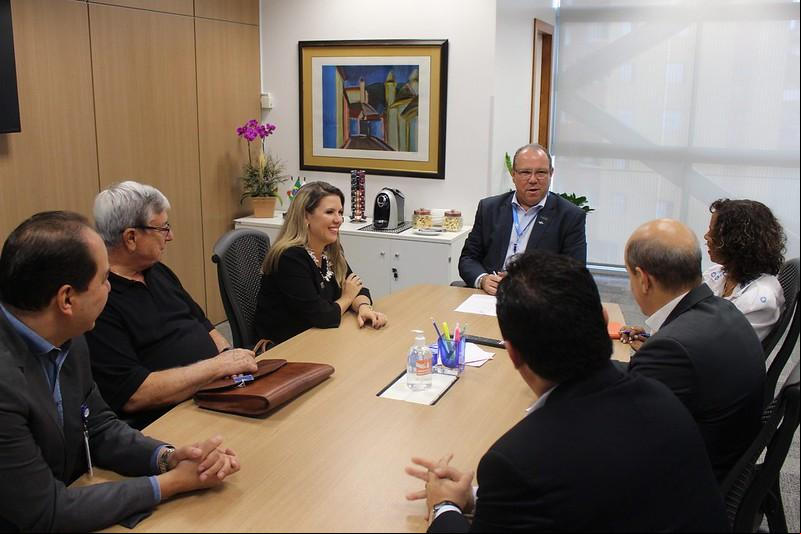 Prefeita Elisa com o presidente do Conselho Deliberativo do Sebrae Minas, Marcelo de Souza e Silva, e equipe (Foto/Divulgação/PMU)