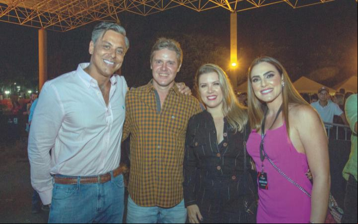 A prefeita Elisa Araújo e seu esposo, Juliano Arantes, sendo recebidos pelo diretor social, Xampu Marzola, e a sempre maravilhosa Kaká Borges (Foto/Paulo Lúcio)
