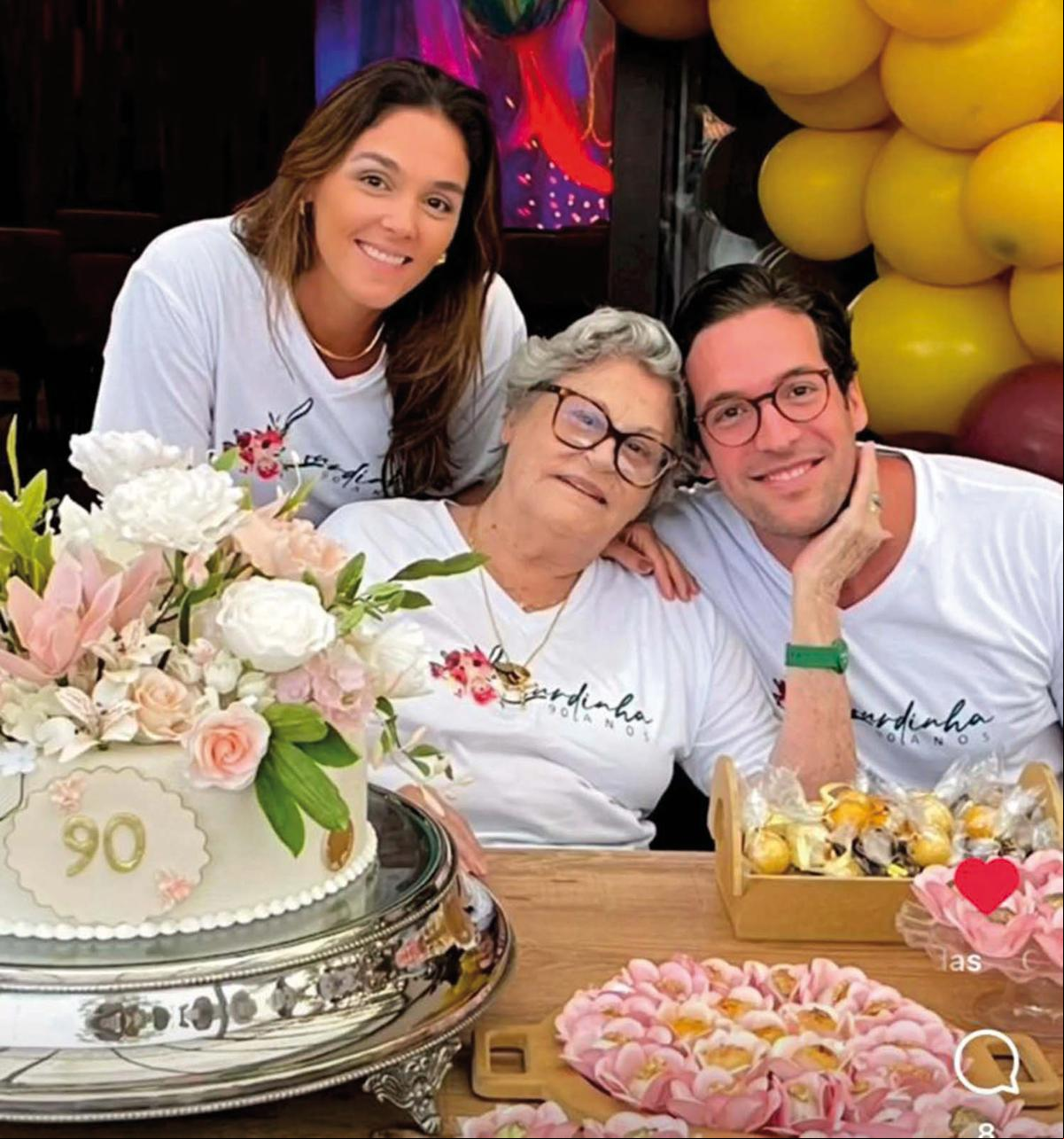 Luiza, que cuidou de cada detalhe da comemoração da Avó Lourdinha, ao lado da aniversariante e do Marido Guilherme Carrara (Foto/Arquivo Pessoal)