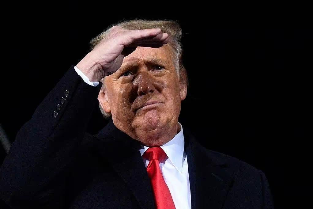Donald Trump, ex-presidente dos Estados Unidos, disse na rede social Truth Social que seria detido por comprar o silêncio de uma atriz pornô (Foto/MANDEL NGAN/AFP)