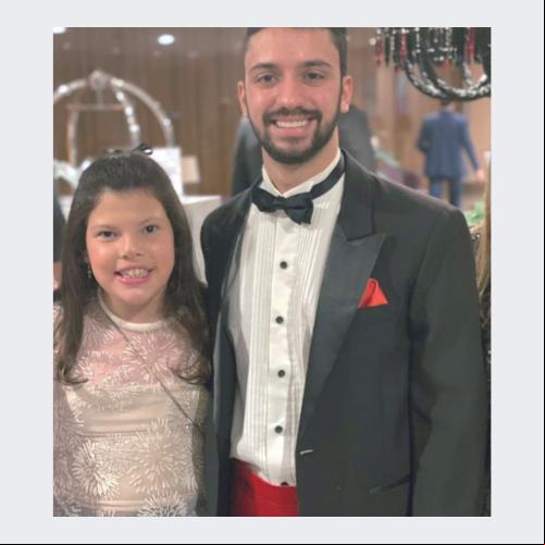 Leonardo Marchesi Sabino Borges acaba de conquistar o diploma em Agronomia, na badalada Esalq USP, e ganhou o abraço apertado da prima, a sempre princesa Aninha Ciabotti. Felicidades a toda a família querida! (Foto/Divulgação)