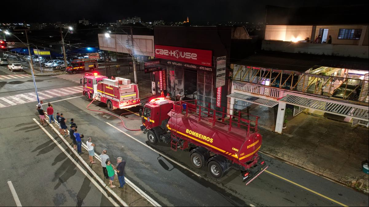 Incêndio em loja de órios veiculares em Uberaba (Foto/Leitor JM)