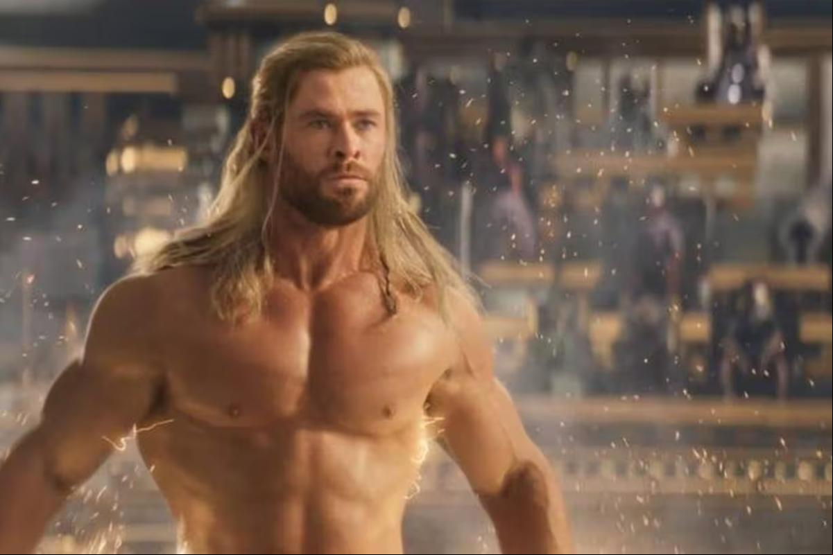 O ator australiano Chris Hemsworth, 39, astro de Thor, revelou à revista Elle que tem predisposição para no futuro desenvolver Alzheimer -doença degenerativa que causa deterioração dos sistemas cognitivo e neurológico (Foto/Reprodução/Marvel)