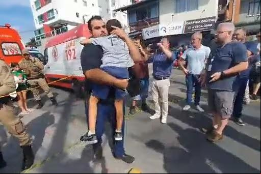 Desesperados, os pais dos alunos foram para porta da escola, assim que receberam a notícia (Foto/Reprodução/Vídeo)