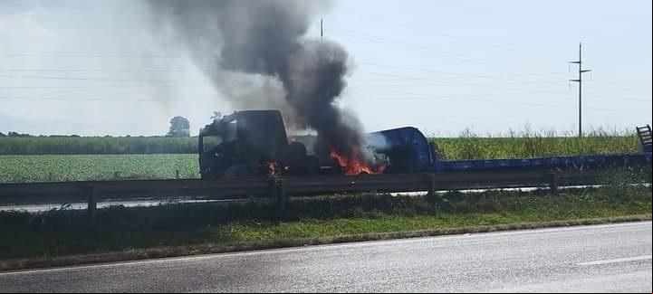 As chamas tomaram conta do cavalo mecânico e destruíram a carreta, mas ninguém ficou ferido  (Foto/Divulgação)