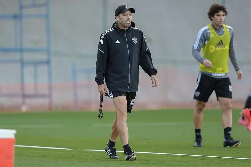 Eduardo Coudet comandou o treino na Cidade do Galo nesta segunda-feira (10) (Foto/Pedro Souza/ Atlético)