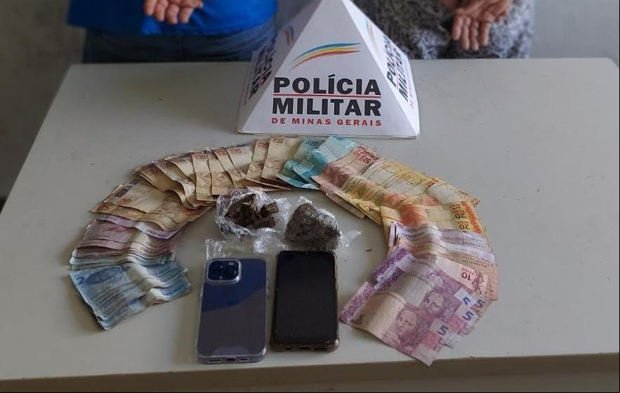 Drogas e dinheiro localizados com os suspeitos que tentaram fuga ocupando um Gol pela avenida Capitão Teófilo Lamounier  (Foto/Divulgação)