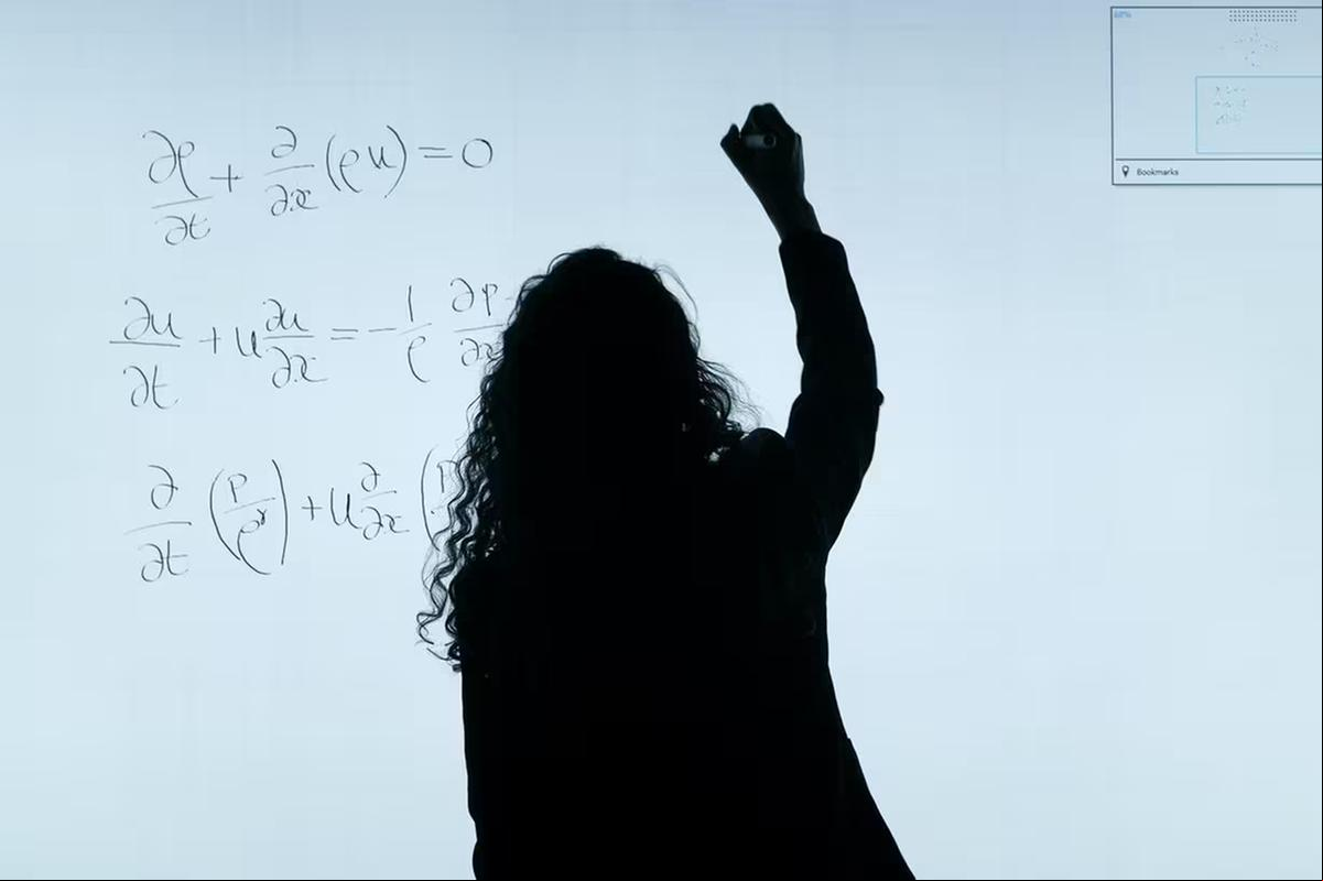 Imagem ilustrativa de uma professora de matemática (Foto/Pexels)