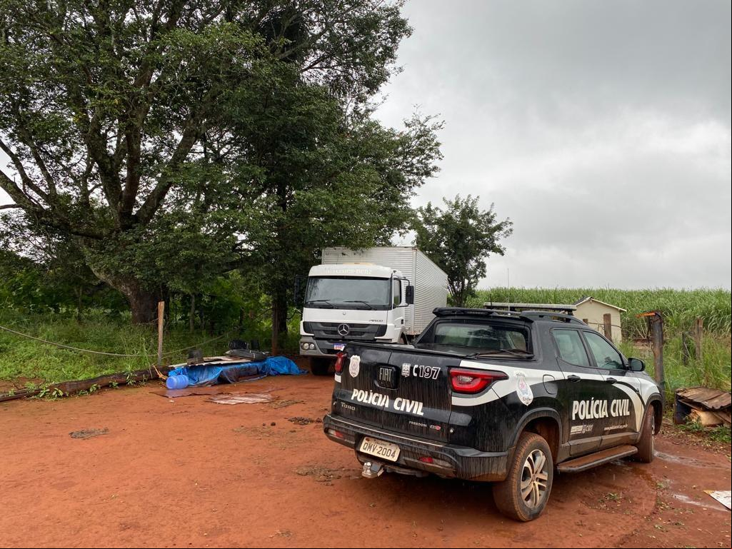 Policiais Civil localizaram o caminhão em canavial ao lado de sítio na zona rural de Uberaba  (Foto/Divulgação)