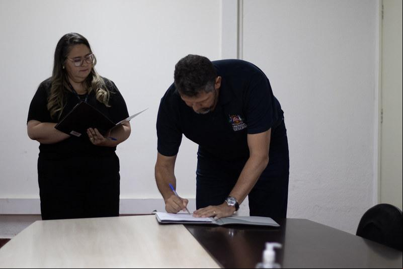 Secretário de Serviços Urbanos e Obras, Anderson os, na  da ordem de serviço que garantirá a construção da quadra poliesportiva no Cemei Vovó Tiana (Foto/Divulgação)