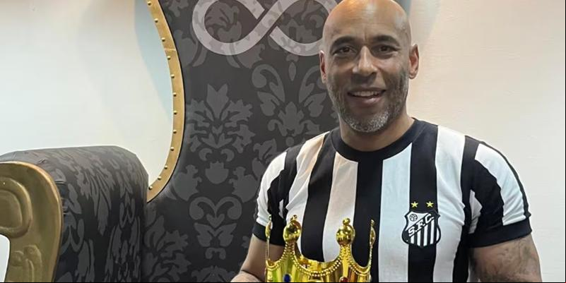 Edinho, filho de Pelé,” sentou-se ao trono e pousou com a coroa de seu pai (Foto/Twitter)