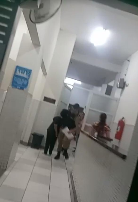 Mulher foi levada por policiais para fora do Hospital da Criança, em Uberaba (Foto/Reprodução vídeo/Redes sociais)