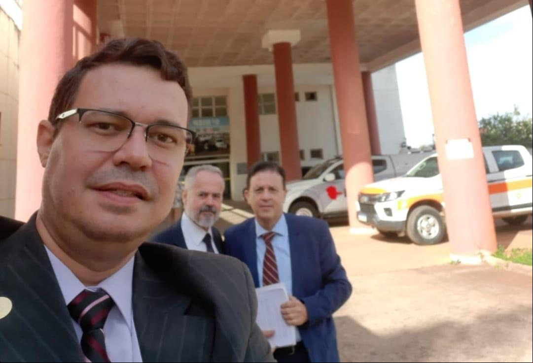 Mauro Campos fez uma selfie com os colegas Eduardo Jardim e Túlio Reis na 5ª RISP (Foto/Pessoal)