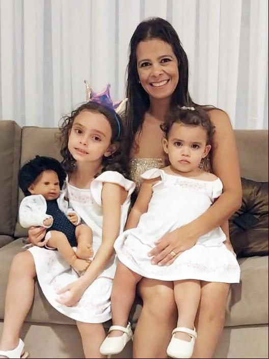Katia Santiago Ribeiro e as filhas, Isa e Nina (Foto/Divulgação)