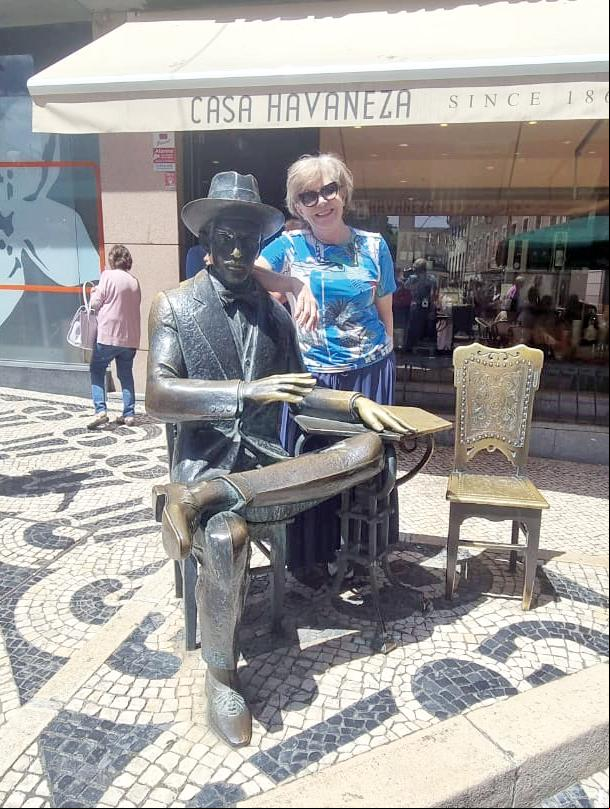 Em recente viagem pela Europa, a amiga Lélia Bruno aproveitou sua agem por Lisboa para visitar a escultura em homenagem a Fernando Pessoa (Foto/Reprodução)