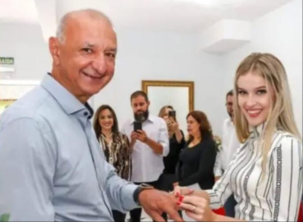 O assunto de casamento envolvendo menores ganhou destaque após o prefeito de Araucária, no Paraná, de 65 anos, casar-se com uma adolescente que acabara de completar 16 anos (Foto/Reprodução)