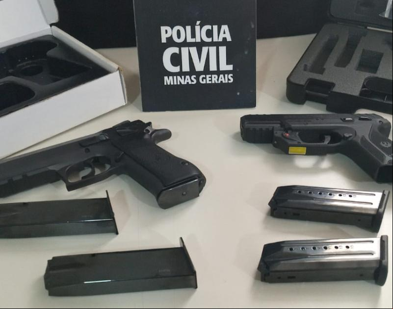 Duas armas de fogo com carregadores foram localizadas, mas a propriedade foi atribuída a outra pessoa, que também foi levada à delegacia (Foto/Divulgação/PCMG)
