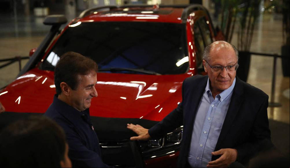 O vice-presidente e ministro do Desenvolvimento, Indústria, Comércio e Serviços, Geraldo Alckmin, durante visita a montadora (Foto/Carla Carniel/REUTERS)