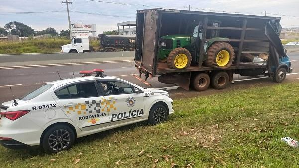 O caminhão foi interceptado em operação de rotina e a polícia paulista constatou se tratar de material roubado em fazenda de Uberaba (Foto/Divulgação)