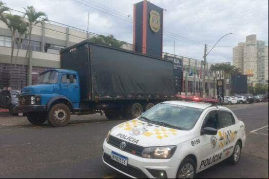 Motorista uberabense preso em Franca (SP) transportando trator e defensivos agrícolas roubados em fazenda em Uberaba estava em um caminhão (cabine azul e baú com laterais em lona preta) era clonado (Foto/Alex Henrique/GCN)