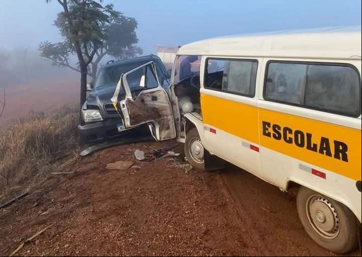 O Corpo de Bombeiros Militar (CBM) E Polícia Militar Rodoviária (PMRv) registraram acidente envolvendo uma VW Kombi Escolar e uma camionete, na rodovia MG-190 (Foto/Divulgação)