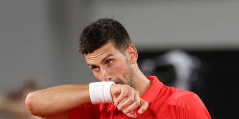 Djokovic ultraou Rafael Nadal neste domingo ao garantir classificação no confronto contra o peruano Juan Pablo Varillas (Foto/Reuters/Yves Herman)