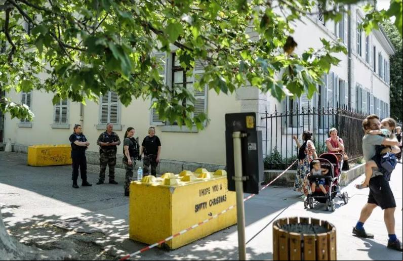 O ataque ocorreu quando crianças de cerca de três anos estavam nos Jardins da Europa, um parque muito popular às margens do Lago Annecy (Foto/Olivier Chassignole/AFP)