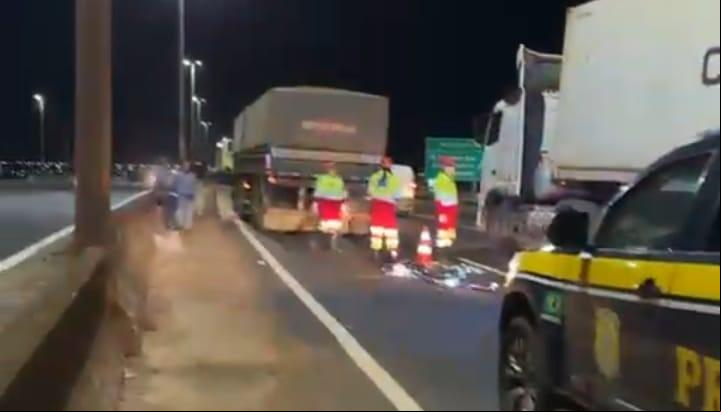Polícia Rodoviária Federal e concessionária controlaram o trânsito no local onde o homem foi a óbito após ser atingido por carreta (Foto/Divulgação)