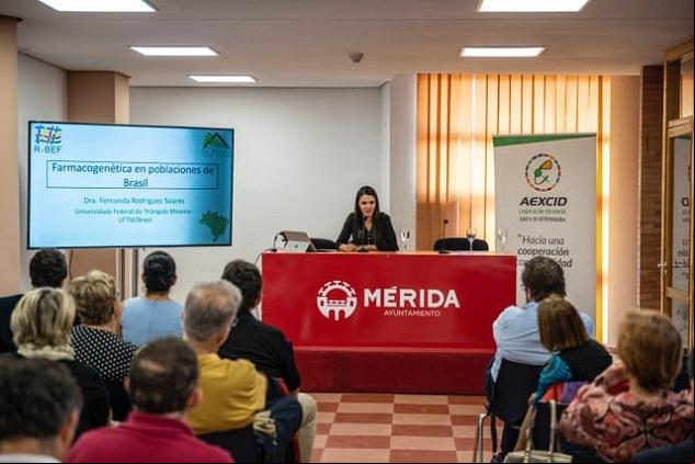 Professora Fernanda Rodrigues Soares durante evento da Rede Iberoamericana de Farmacogenética, na Espanha (Foto/Divulgação)