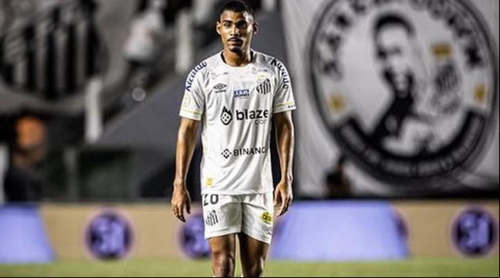 As boas atuações de Joaquim com a camisa do Peixe chamaram a atenção de clubes europeus (Foto/Divulgação Santos F.C)
