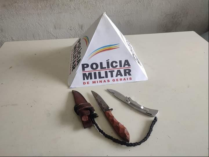 Com os suspeitos foram apreendidos dois canivetes, que poderiam ser usados na agressão contra o estudante, que foi protegido pelo diretor e professores da escola (Foto/Divulgação)
