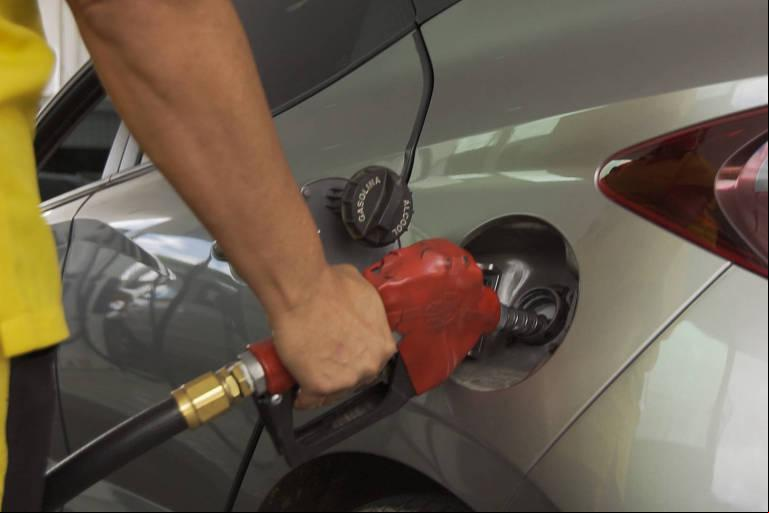 O preço médio da gasolina nos postos da cidade permaneceu em R$5,22 e nas estradas, em R$5,23, enquanto o diesel apresentou leve queda (Foto/Reprodução)