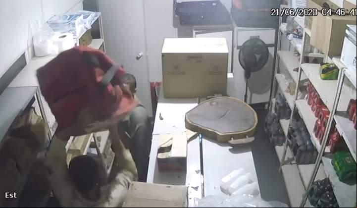 Câmeras de segurança flagraram o momento em que os autores recolhiam os objetos na lanchonete (Foto/Divulgação)
