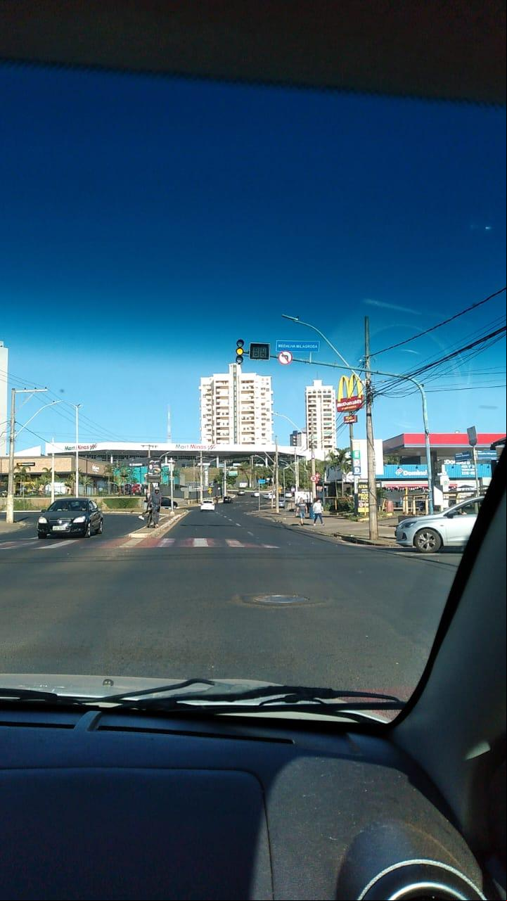 Semáforo no cruzamento da avenida Santos Dumont com a rua da Medalha (Foto/Equipe JM)