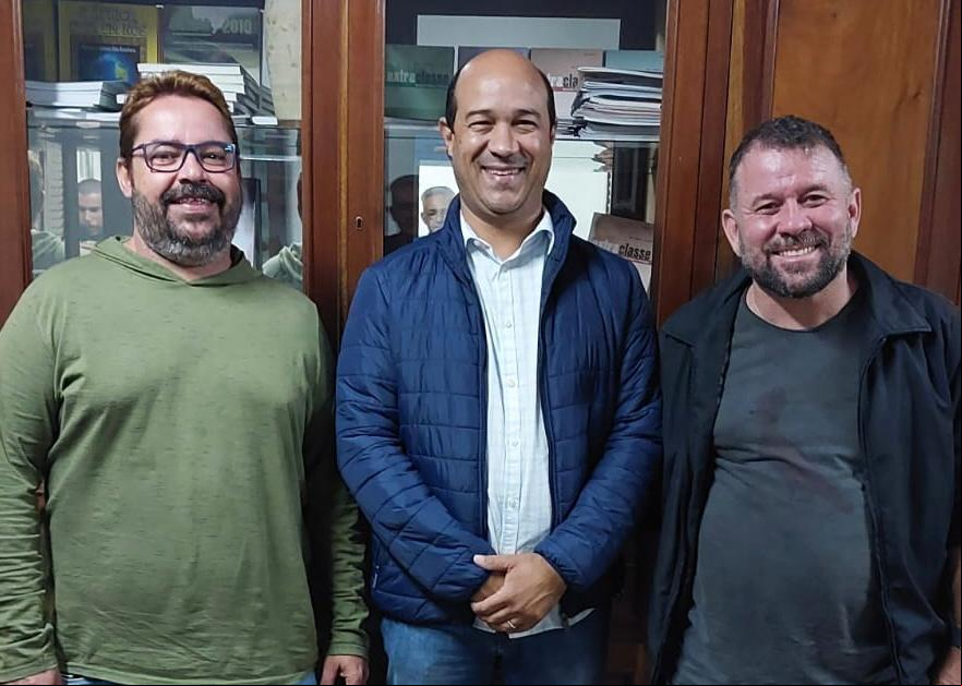 PCdoB, PV e PT fumaram o cachimbo da paz na semana ada. Depois de lavarem roupa suja publicamente, os dirigentes das três agremiações federadas afinaram a viola, em Uberaba. A foto dos três sorridentes fala por si. (Foto/Arquivo Pessoal)