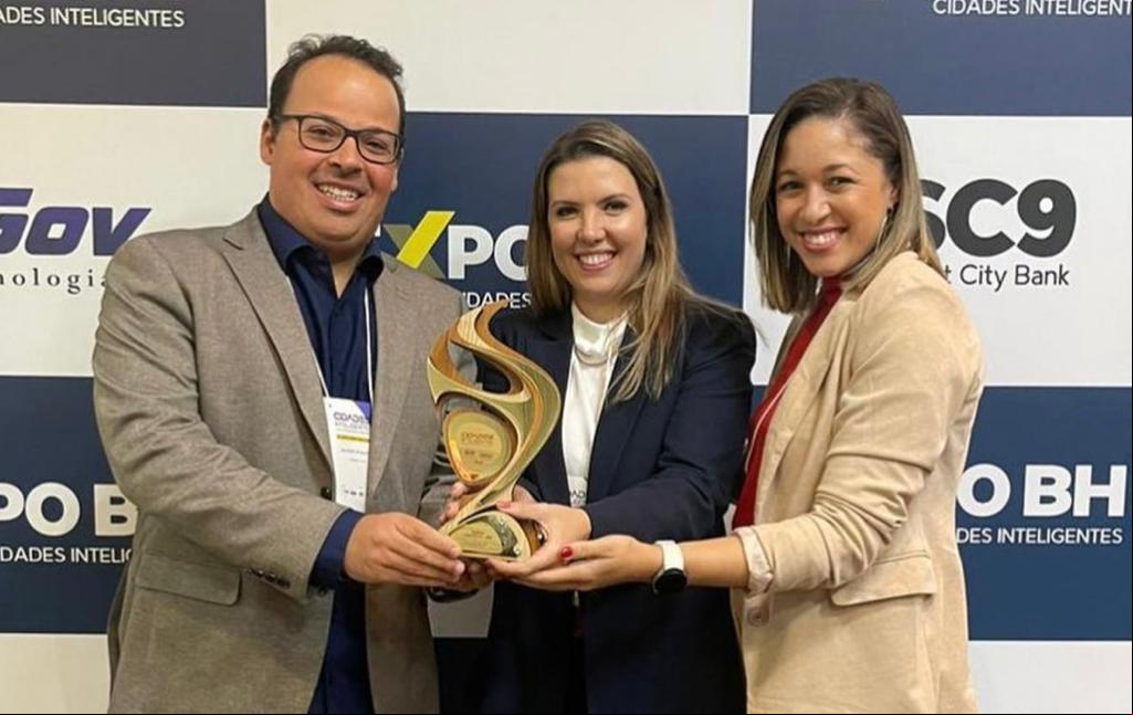 Prefeita Elisa, presidente da Codau, José Waldir receberam nesta terça-feira, em BH, o prêmio Cidades Inteligentes. Uberaba foi convidada para participar do evento em Nova York, apresentando o projeto “Codau Proativa”, que faz o levantamento das demandas do saneamento georreferenciadas em tempo real, com monitoramento por meio de câmeras e sensores de alta resolução. Esse projeto é aquele que usa veículos da empresa Mapzer para escanear toda a cidade, identificando onde tem mato alto ou lixo irregular, processando e disponibilizando as informações numa plataforma ada pela equipe do Codau diariamente. Esse serviço já possibilitou à Codau identificar mais de uma centena de problemas e resolvê-los. (Foto/Divulgação)