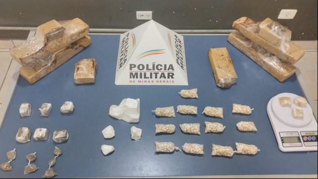 Uma adolescente de 17 anos apreendida com grande quantidade de drogas em Pirapora (MG). Ela contou que apanhou as drogas em Uberaba (Foto/Divulgação)