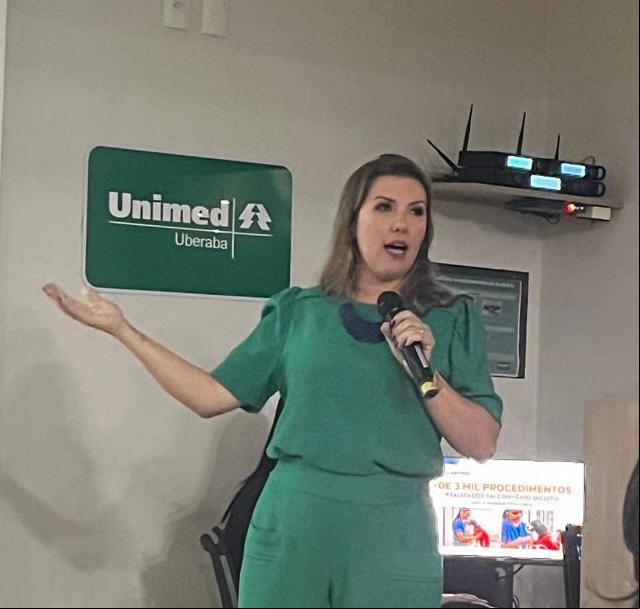 Auditório da Unimed ficou lotado no início da noite desta terça-feira, para o Café com as Mulheres, promovido pelo governo municipal. Esta foi mais uma edição bem-sucedida da série de eventos para a prestação de contas que a prefeita Elisa vem fazendo. Ela já esteve na ACIU, CDL e diversas outras entidades de classe, mostrando as realizações do seu governo em todas as áreas. A prestação de contas tem sido extremamente eficiente para informar a população o que já foi feito nesses dois anos e meio de mandato (Foto/Marise Romano)