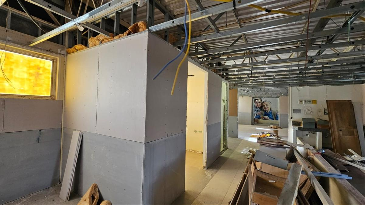 Segundo a Sesurb, a empresa deu início à instalação do novo revestimento das paredes, à reforma do forro de gesso e ao assentamento de azulejos dos banheiros (Foto/Divulgação)