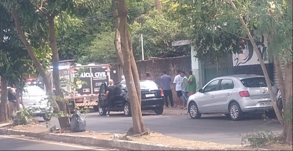 Corpo do aposentado Abadio de Oliveira Godoi, cruelmente torturado até a morte em sua residência, avenida Orlando Rodrigues da Cunha, é retirado pelo rabecão da Polícia Civil (Foto/Divulgação)