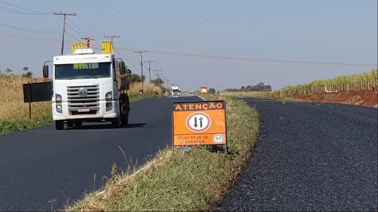 Pedras britas soltas ao longo da Filomena Cartafina têm causado danos em veículos que am pela via (Foto/JC Duran)