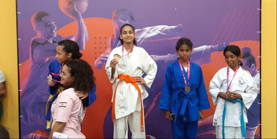 Em 1º lugar no pódium do &#34;Super Ligeiro&#34;, Julia Beatriz Gomes de Araujo Carvalho está classificada para a etapa nacional dos jogos escolares (Foto/Divulgação)