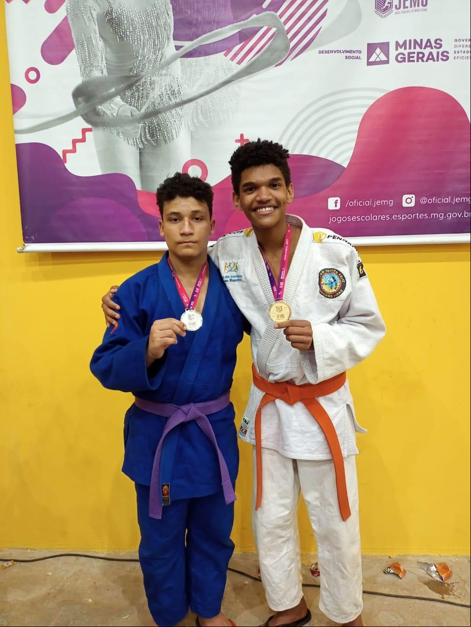 João Victor Gomes Bessa, à esq., foi prata nos &#34;Pesados&#34; e Guilherme Campos da Silva, à dir., levou o ouro nos &#34;Meio Pesados&#34; (Foto/Divulgação)