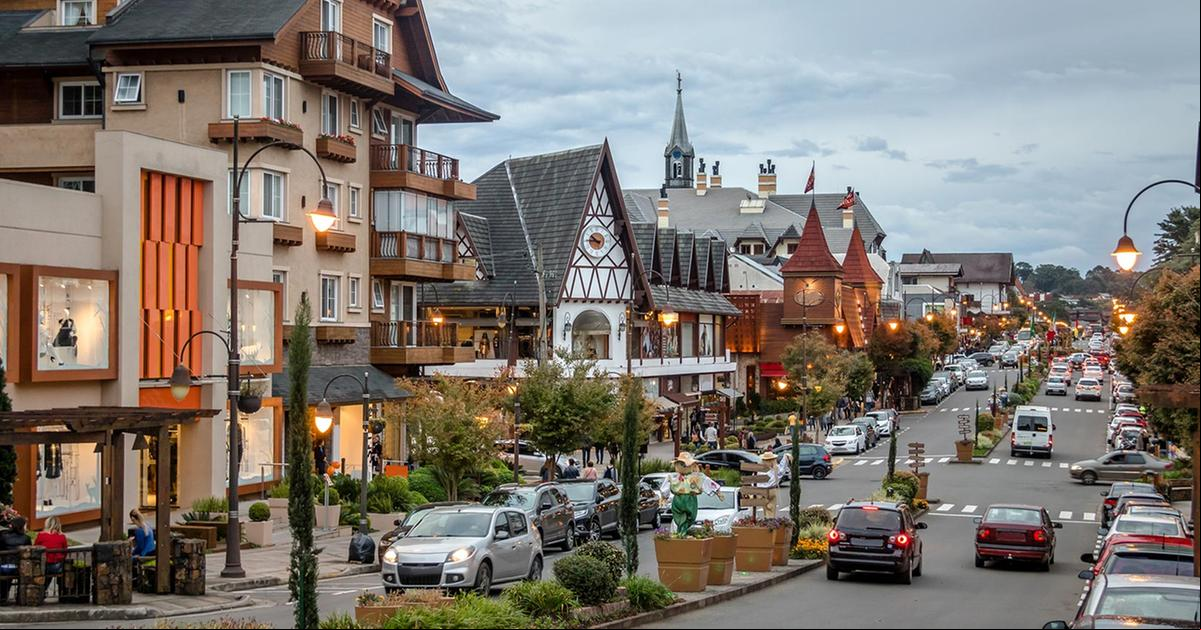 Gramado é um município encantador que cativa turistas de todas as partes do globo devido às suas maravilhas naturais, estilo arquitetônico distinto, culinária deliciosa e rica cultural. (Foto/Divulgação)