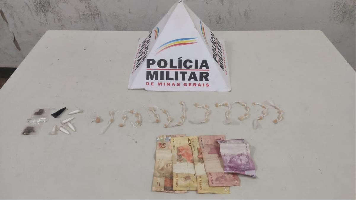 Drogas encontradas com o jovem suspeito, na arela que liga o Jardim Califórnia à Vila Esperança (Foto/Divulgação)