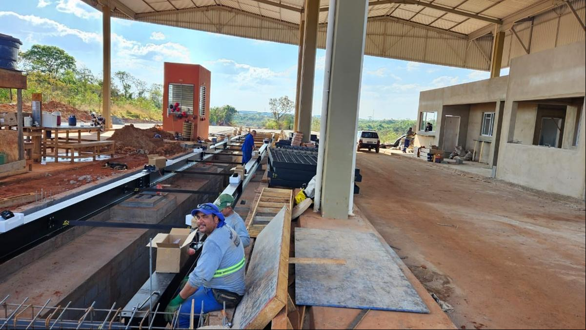 Equipes que atuam nas obras da ZPE já realizam a montagem da balança no local, que terá infraestrutura imediata para 10 empresas (Foto/Divulgação)