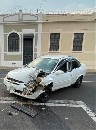 Devido ao impacto, o motorista do Corsa sofreu escoriações no rosto. O para-brisa do veículo ficou totalmente danificado. (Foto/Imagem recebida por whatsapp)