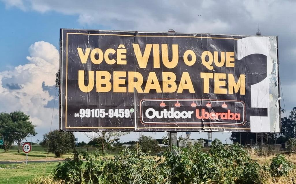 “Você viu o que Uberaba tem?” – a pergunta está em letras garrafais às margens da BR-050, entrada da cidade, em placa da Outdoor Uberaba, de Jair Junior. Com o nosso Geoparque a um o de ser chancelado pela Unesco, que tal manter uma sinalização das potencialidades locais ao longo das rodovias que cortam a cidade? (Foto/Arquivo Pessoal)