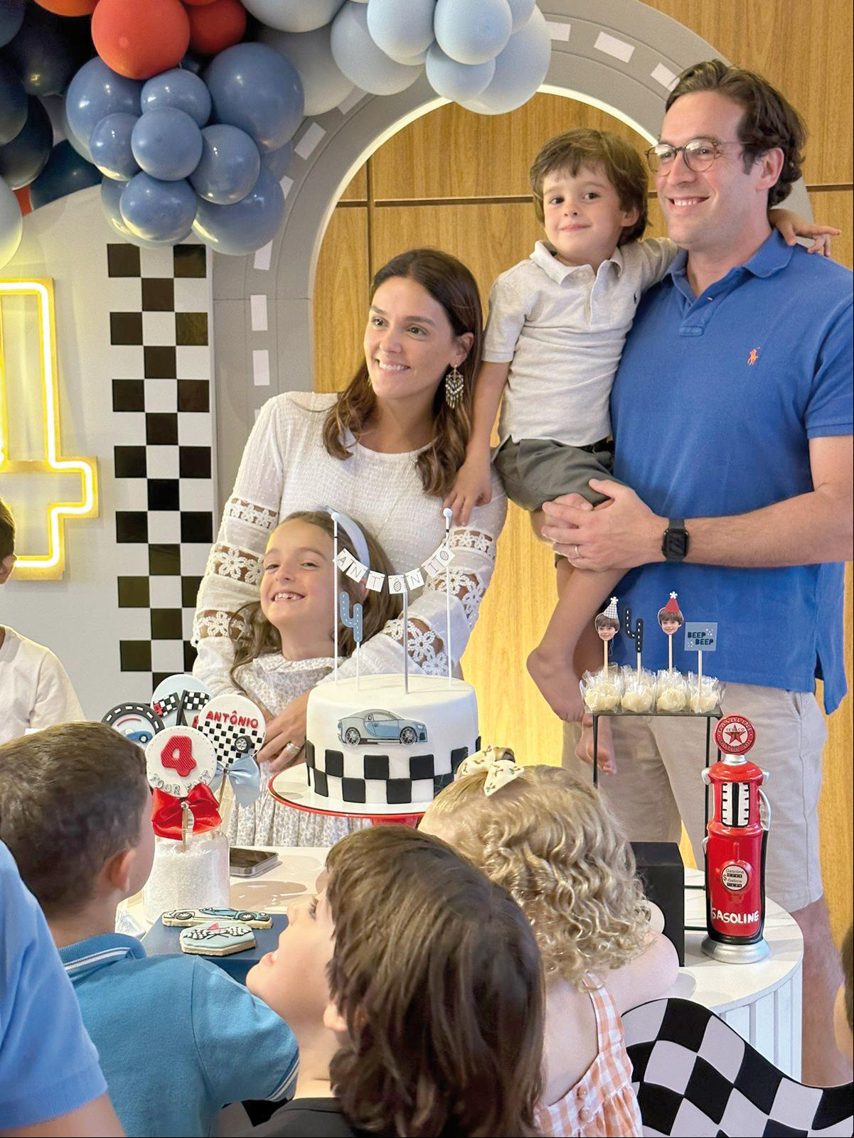 Viva o Antônio! Apaixonado por um possante, este garotão lindo e esperto ganhou festa dos pais, Luiza Oliveira Barbosa e Guilherme Carrara. E, para soprar as velinhas, a irmã Donata estava a postos (Foto/Cris Abreu)