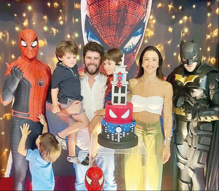 Artur Afonso Castro Cunha com os pais, os queridos Silvio Neto e Aninha Afonso, na comemoração dos seus 4 aninhos (Foto/Cris Abreu)